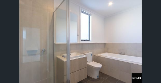 Stylish and Spacious Townhouse close to Bacchus Marsh Grammar School in Aintree - Photo 1