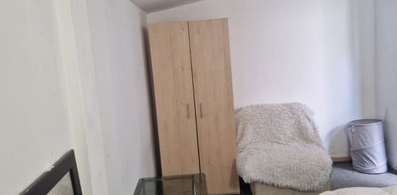 Room in a Shared House, St Michael Avenue, HA9 - Photo 2