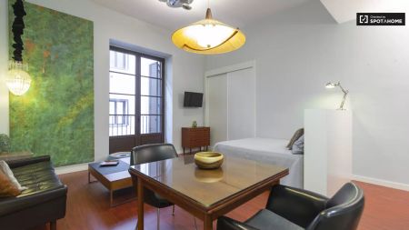 Cool studio apartment for rent near Teatro Alfil in Malasaña - Photo 5