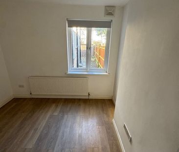 2 Bed Maisonette, Rothesay Avenue, SW20 - Photo 5