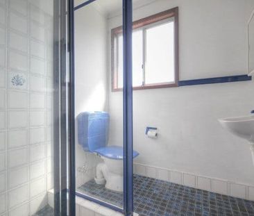 Huge Family Home - Photo 2