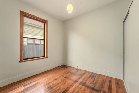Convenient and Central - Photo 4