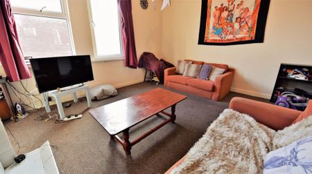 2 bedroom Flat in Brudenell Grove, Leeds - Photo 4