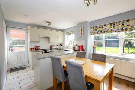 3 bedroom detached house to rent - Photo 4