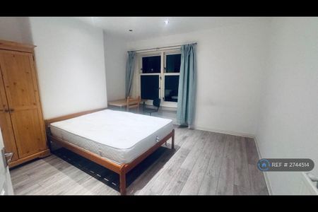 3 bedroom flat to rent - Photo 4