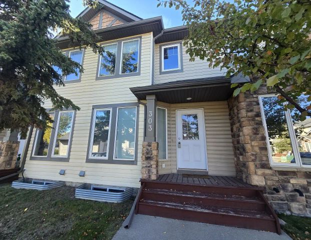 2 Bedrooms | 2.5 Bathrooms | Fenced Yards | Private Parking Stall — 2 Bedrooms Townhouse - Photo 1