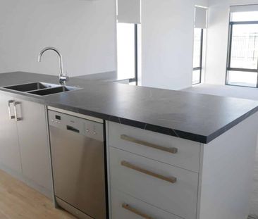 RUSSLEY -MODERN, 2 BEDROOMS, HEATPUMP, INTERNAL ACCESS GARAGE - Photo 3