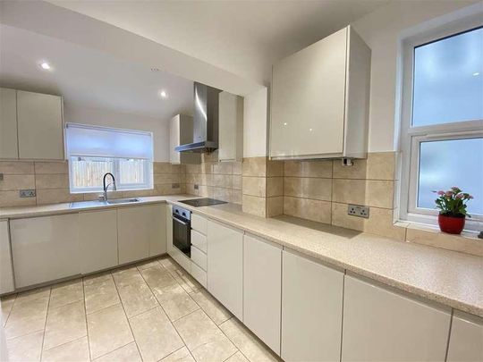 Beautifully Renovated Bedroom House In Edgware, HA8 - Photo 1