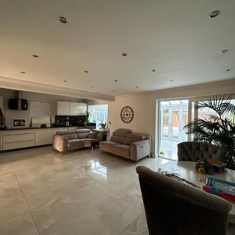 5 bedroom detached house to rent - Photo 1