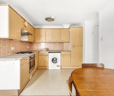 3 bedroom Flat To Let - Photo 1