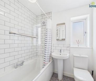 3 bedroom Terraced House To Let - Photo 3