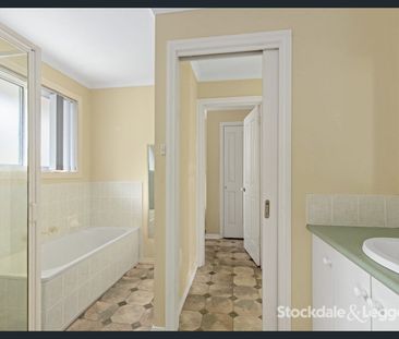 Comfortable Three-Bedroom Home with Spacious Living - Photo 1