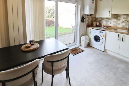 2 bedroom semi-detached house to rent - Photo 3