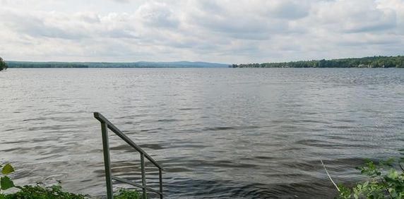 BORD DE L'EAU 4.5 Tout Meublé- Petit Lac Magog. Près Mont-Orford - Photo 2