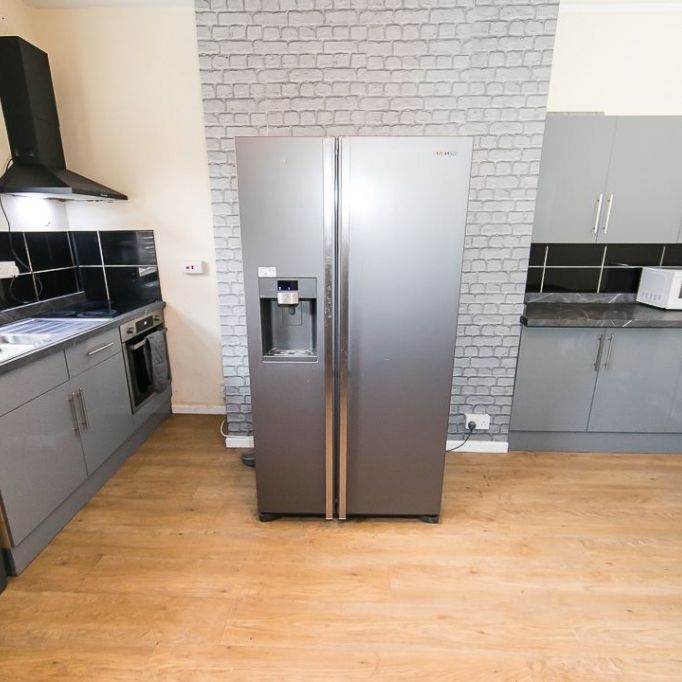 Welton Mount, Hyde Park, Leeds - Photo 1