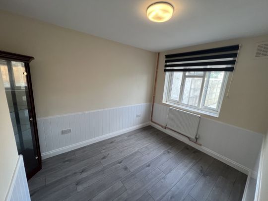 4 Bed Terraced House, Murray Square, E16 - Photo 1