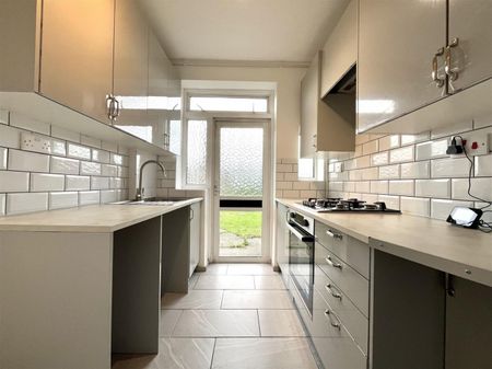 3 Bedroom House - End Terrace To Let - Photo 3