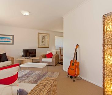 COMFORTABLE FAMiLY LiViNG iN CONVENiENT LOCATiON - Photo 1