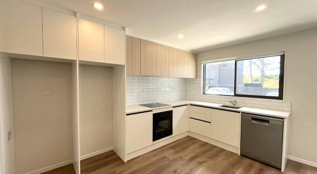 Easy Maintenance 3-Bedroom Townhouse - Photo 1