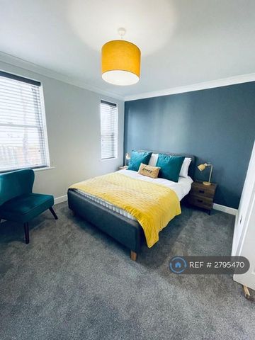 1 bedroom in a house share to rent - Photo 2