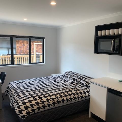 These studio rooms are conveniently located within walking distance to local shops and the University. - Photo 1