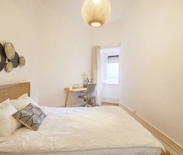 Room in a shared 10-bedroom apartment for rent in Lisbon, perfect for professionals - Photo 5