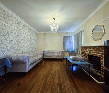 3-Bedroom House in Bentleigh East – Family Friendly! - Photo 1