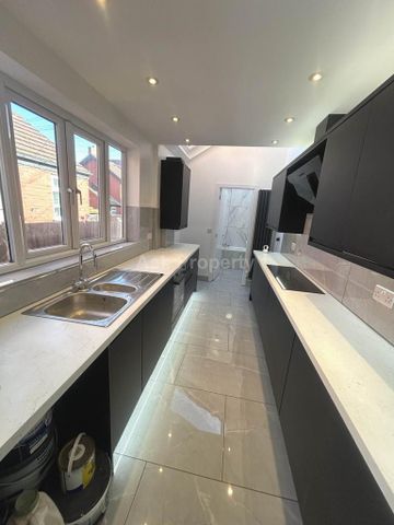 3 bedroom semi-detached house to rent - Photo 2