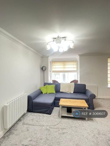1 bedroom in a flat share to rent - Photo 2
