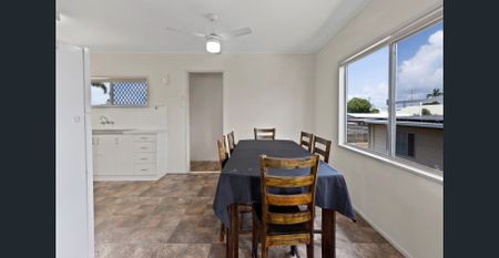 3 BEDROOM HOME, CLOSE TO EVERYTHING! - Photo 4