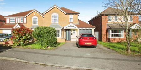 A 4 bedroom detached house in central Bradley Stoke. In very sought after location, close to schools and local amenities. Offered on an unfurnished basis in May. - Photo 2