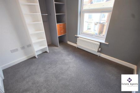 3 Bedroom House - Terraced To Let - Photo 2