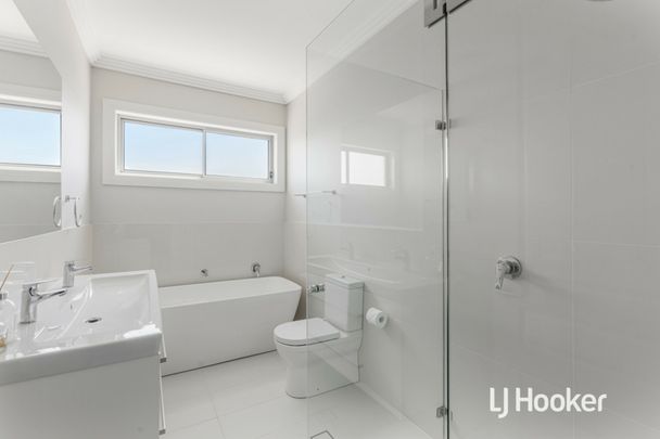 Stunning 3 Bedroom Home - Great Location! - Photo 1