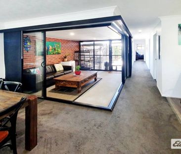 BEAUTIFUL HOME IN QUIET ESTATE - Photo 3