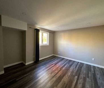 For Lease - 33 Camelot Square, Barrie, Ontario - Photo 1