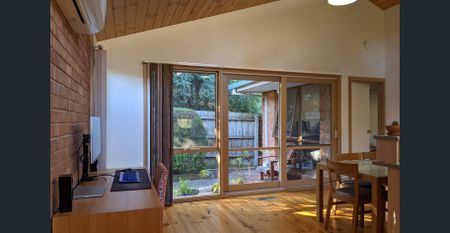 LOCATION LOCATION! - Photo 4