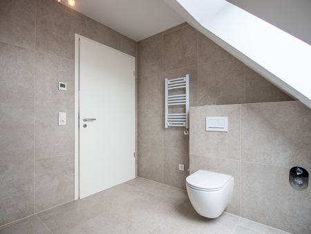 Modernes Wohnen im Dachgeschoss – Neubau mit Kamin und großem Balkon - Foto 3