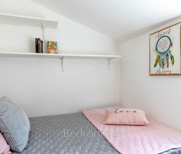 Room 2 - Photo 6