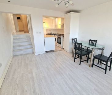 3 Bed Flat, Morden Road, SW19 - Photo 2