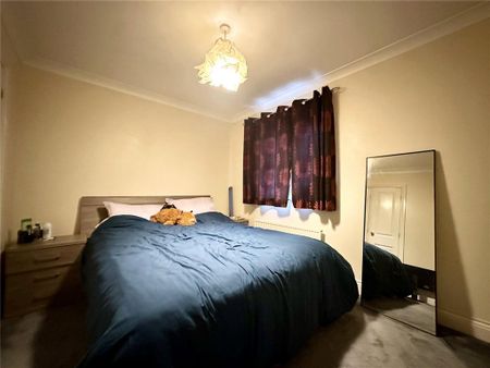 3 bedroom end of terrace house to rent - Photo 2