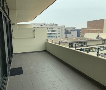 Modern 2-Bedroom Apartment! - Photo 6