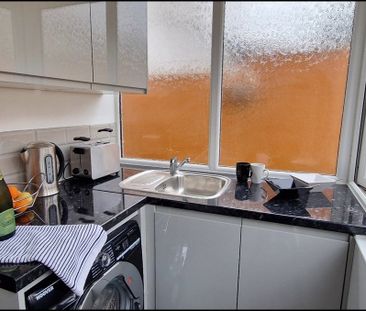 Room in a Shared House, Brook Road, CR7 - Photo 3
