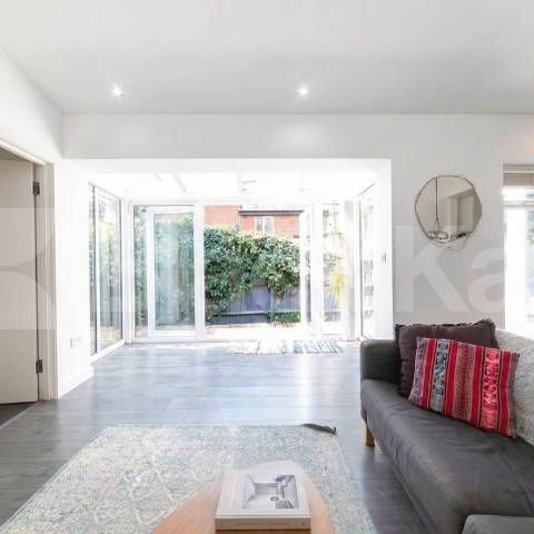 Spacious and beautifully presented 3-bedroom, 2-bathroom apartment located on sought-after Dyne Road, NW6 - Photo 1