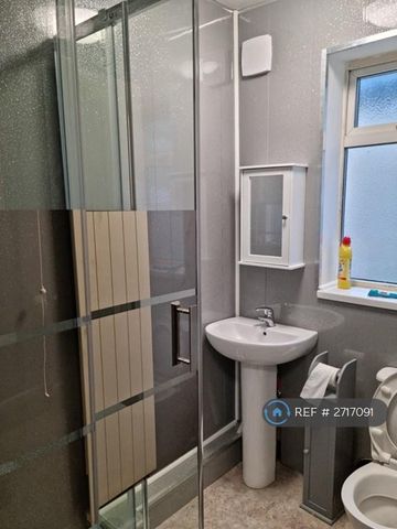 1 bedroom in a house share to rent - Photo 2