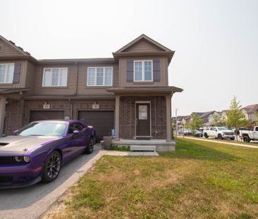 Charming 3 bedroom townhouse in Welland!! - Photo 2