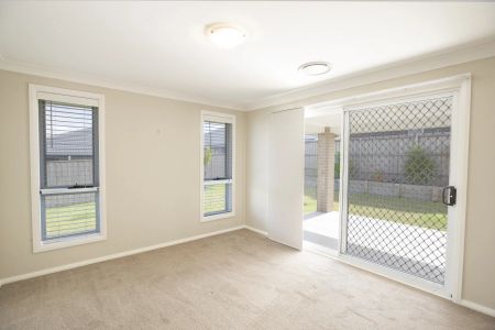 Designer Four bedroom family home - Photo 2