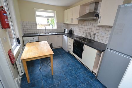 24 Dunlop Avenue, NG7 2BW, NOTTINGHAM - Photo 3
