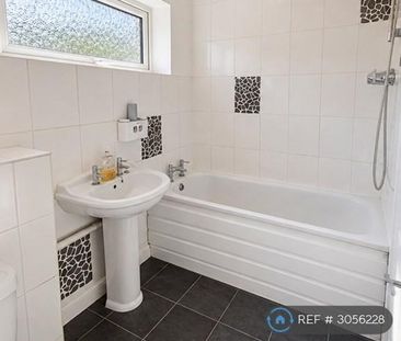 3 bedroom end of terrace house to rent - Photo 4