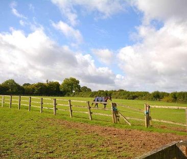 Fullers Hill Farm, Amersham, HP6 - Photo 3