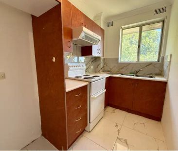 “Top-Floor Gem with Modern Upgrades in Prime Liverpool Location” - Photo 5